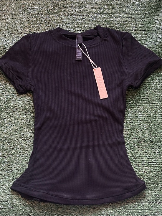 SKIMS Tops - Skims Ribbed Short Sleeve Top and Shorts - Black